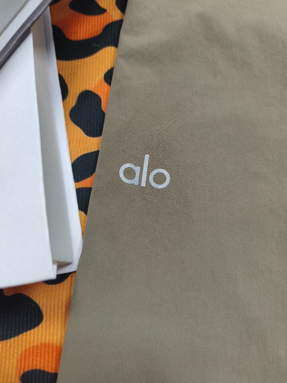 Brand New ALO Yoga Suit Up Olive Trouser💚Relaxed Fit Regular 30" Inseam🧃 - Picture 6 of 7